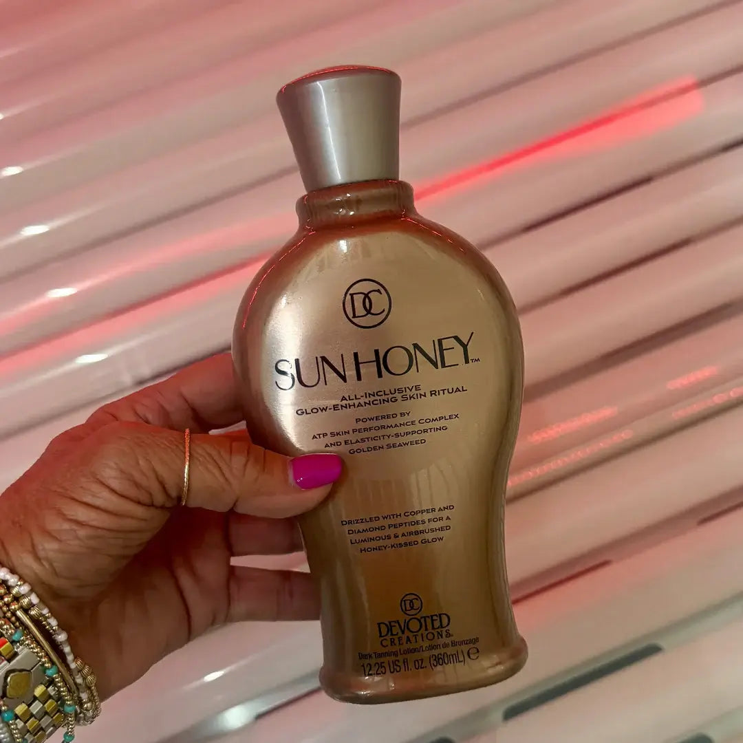 Лосьон для солярия Devoted Creations Sun Honey, усиливающий сияние и разрушающий плато оптимизатор с золотыми морскими водорослями и пептидами, 360 мл