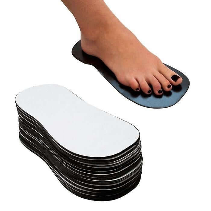 Sticky feet for spray tanning and self-tan